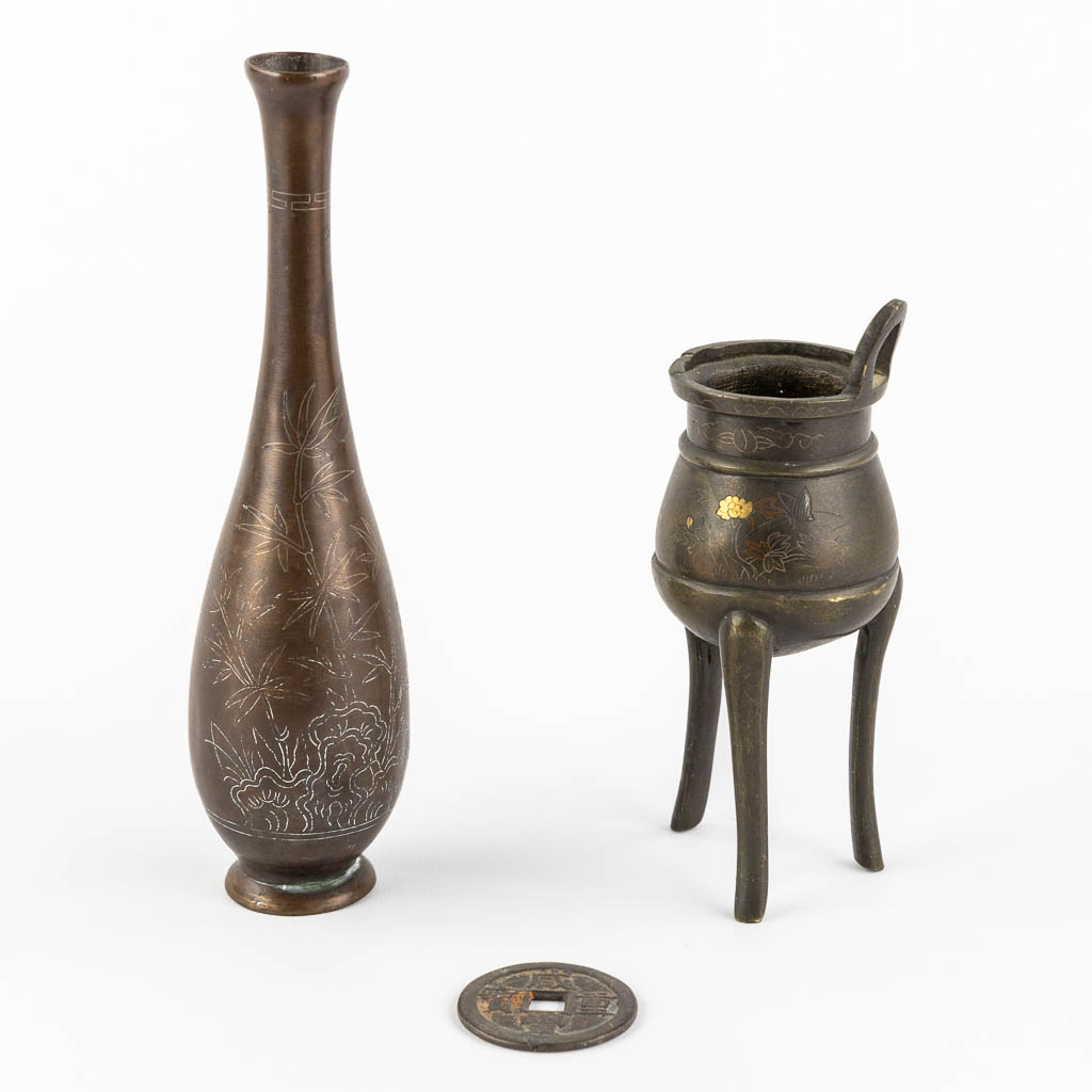 A Chinese insence burner, vase and a lucky coin. Bronze. (H:19 x D:5 cm)