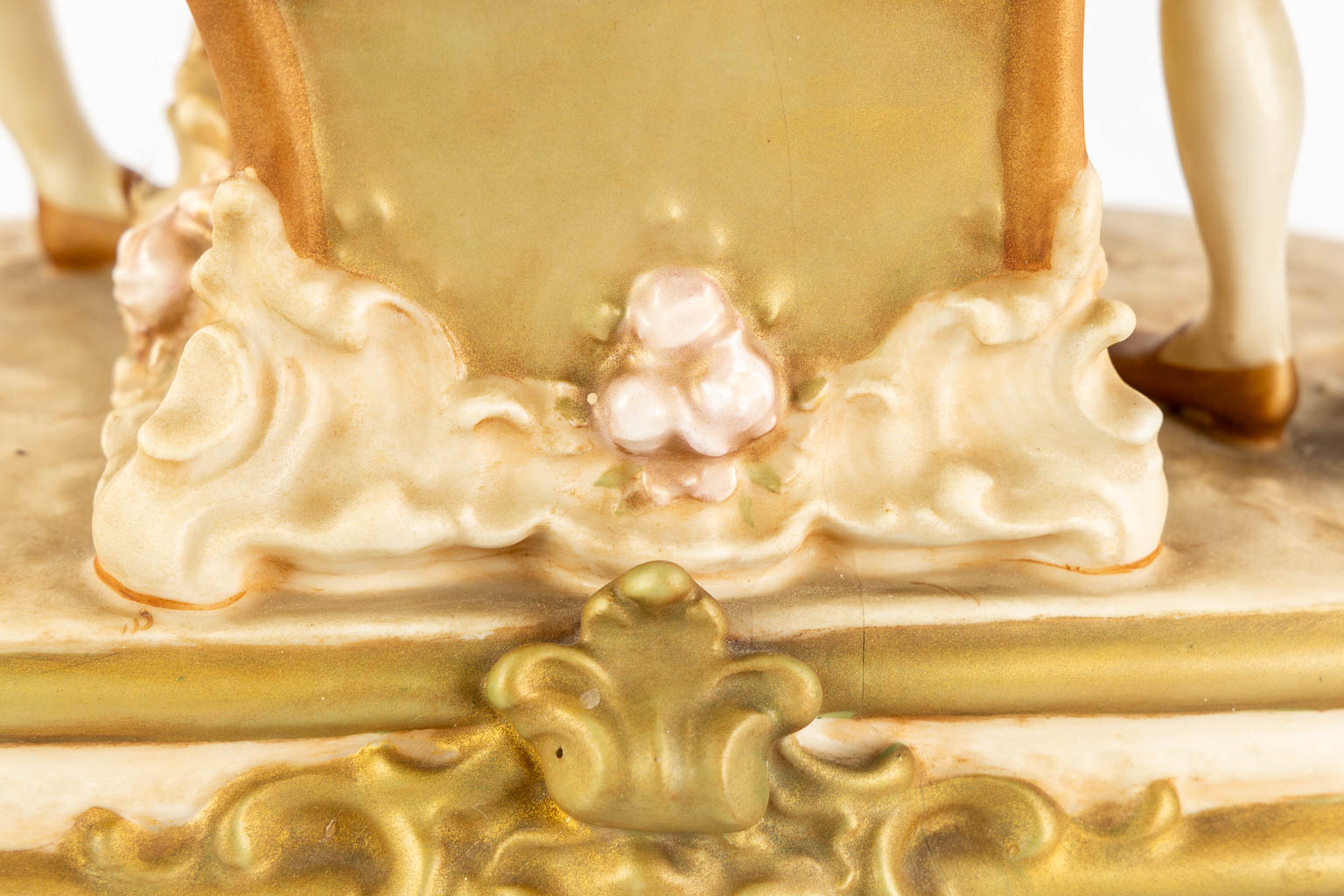 Royal Dux, een draagkoets, polychroom porselein. (L:23 x W:37 x H:40 cm)
