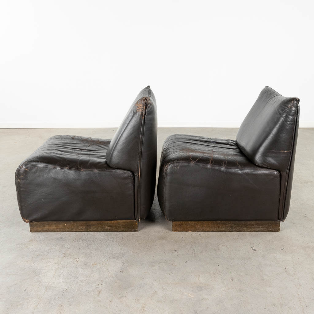 A pair of mid-century black leather relax chairs, Jori, Belgium. (D:62 x W:74 x H:75 cm)