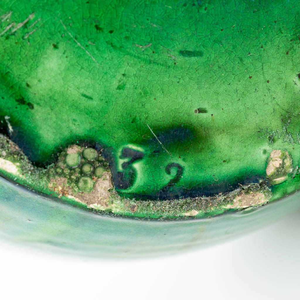 Een grote vaas gemaakt uit Vlaams Aardewerk met groene glazuur. (H:39cm)