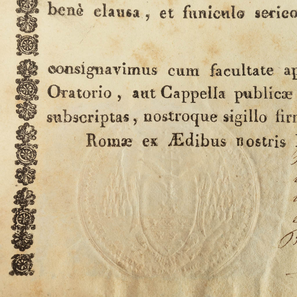 Een verzegelde theca met relikwie: Ex Ossibus SS Bernardi , Ludovici regis et Francesci de Paulo, ex carne Vincentius a Paulo. 