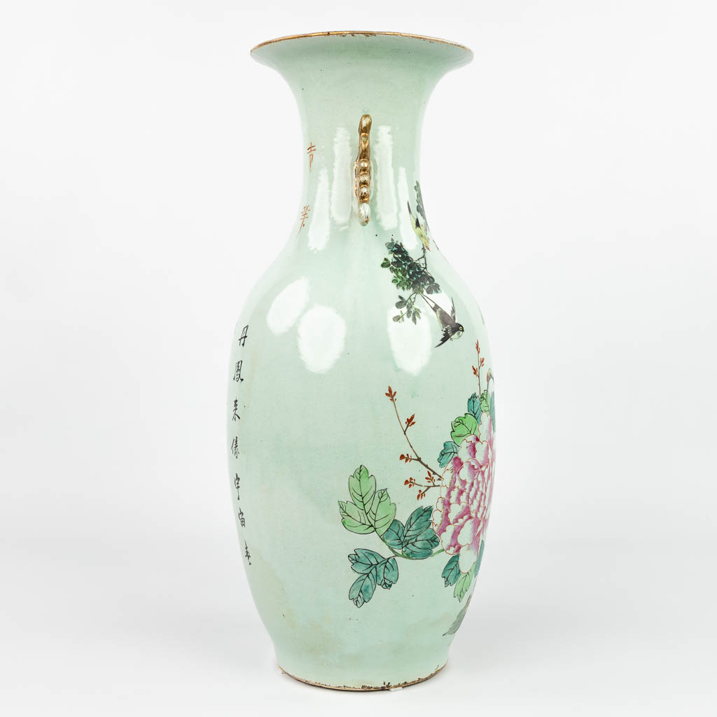 A Chinese vase made of porcelain and decorated with birds. (H:57cm)