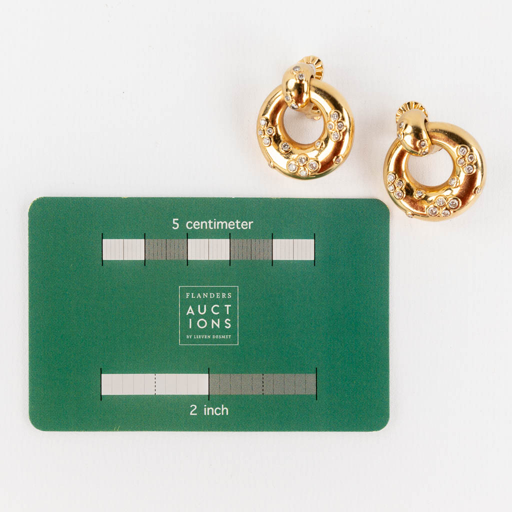 Cartier, a pair of earrings, 18kt yellow gold with diamonds. 1994. (W:2,3 x H:2,6 cm)