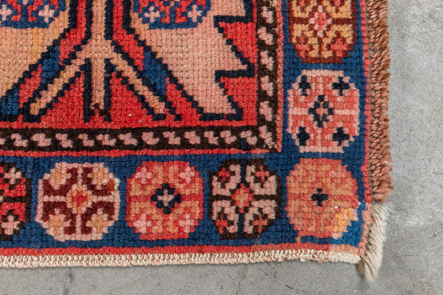 An Oriental hand-made carpet, Shirvan, Kaukasus. (D:305 x W:149 cm)