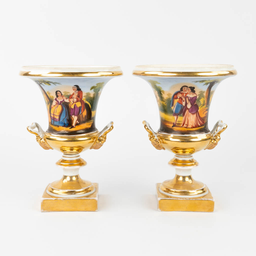 Een paar vazen met handgeschilderd decor, empire stijl. 19de eeuw.  (W:17 x H:22 cm)