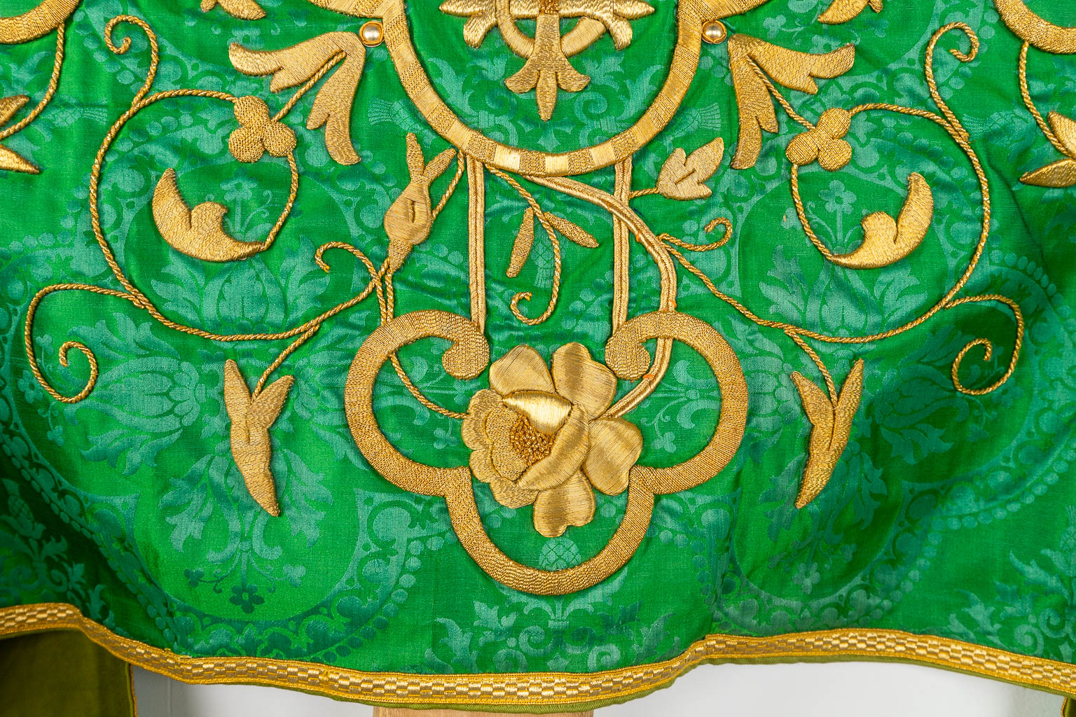 Een Koorkap en Schoudervelum, afgewerkt met IHS logo en dik goudbrokaat op groene stof. 