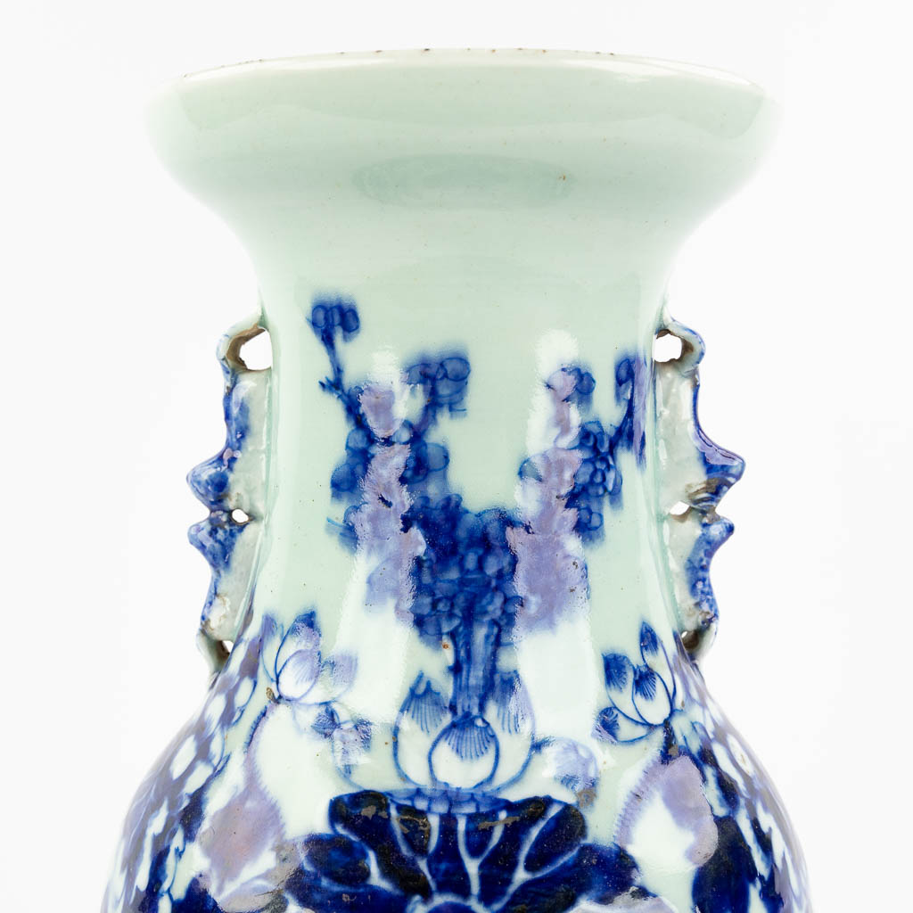 Een Chinese vaas met blauw-wit bloemendecor en celadon glazuur. 19de/20ste eeuw. (H: 42 x D: 21 cm)