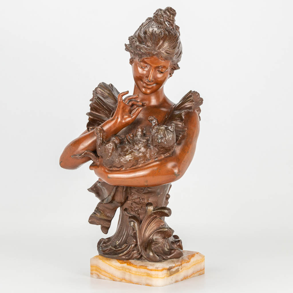 Alfred Jean FORETAY (1861-1944) 'Taquinerie' een bronzen figuur van een dame met haar kat. 