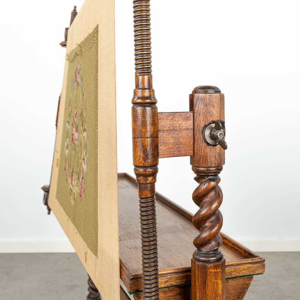 Een antieke handwerk-staander gemaakt uit hout. (H:115cm)