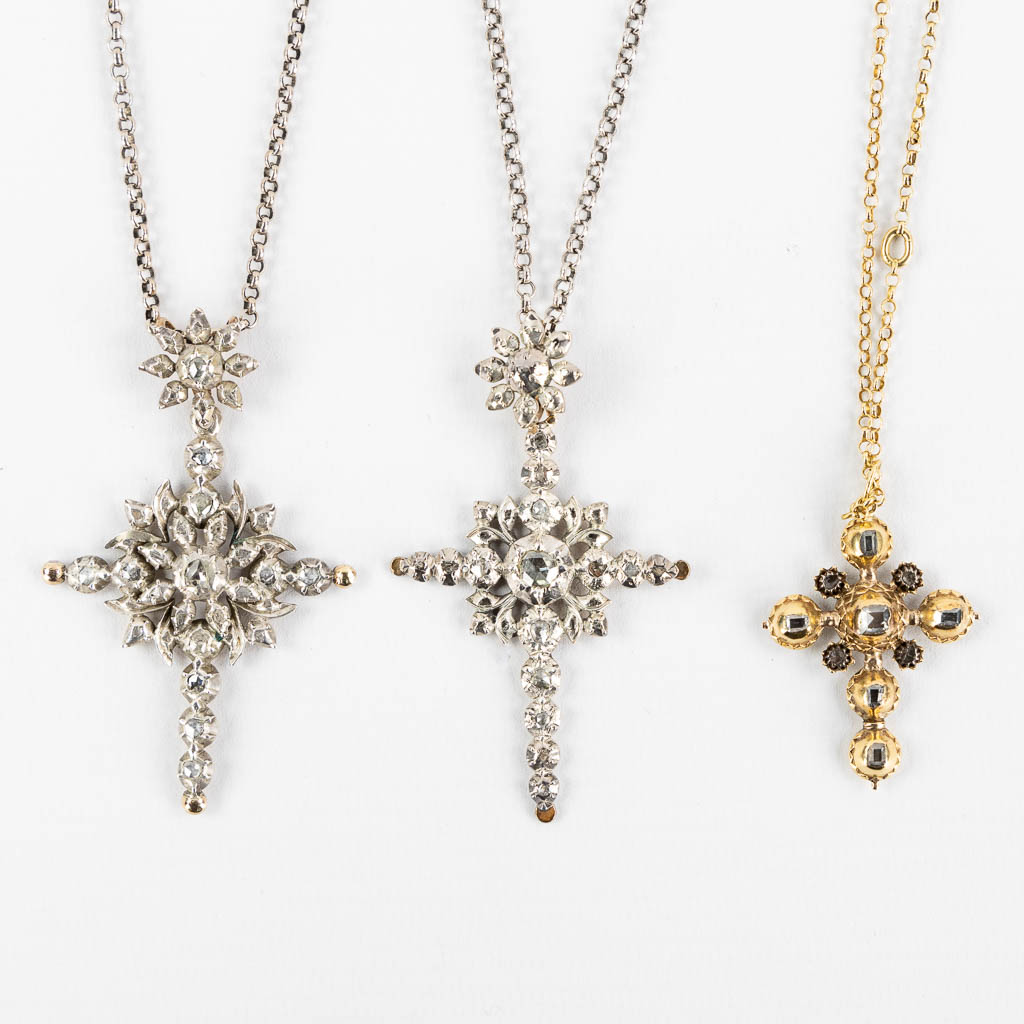 Drie antieke hangers in de vorm van een kruis, met old-cut diamanten. 18kt geel goud en zilver. 