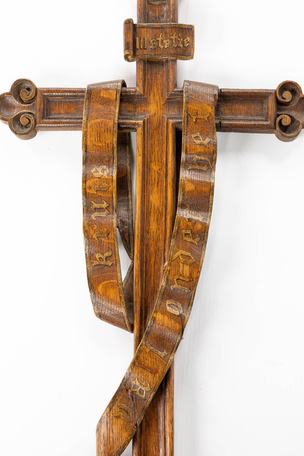 Een antieke 14-delige 'Kruisweg', gesculpteerd hout.