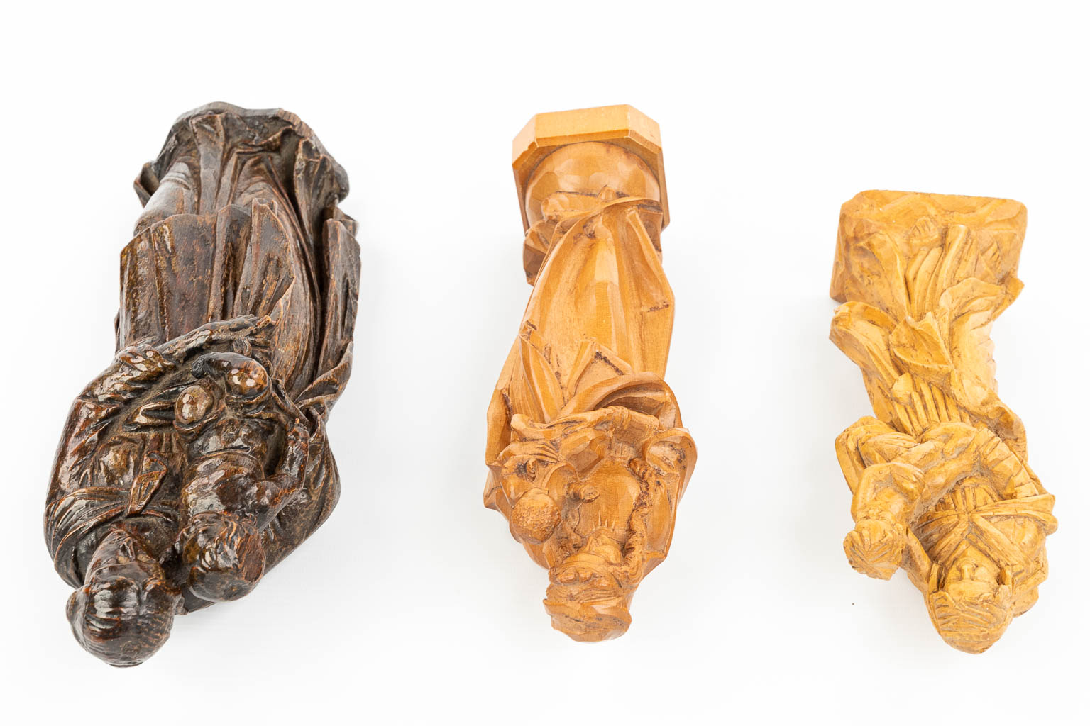 Een collectie van 3 houtsculpturen van 