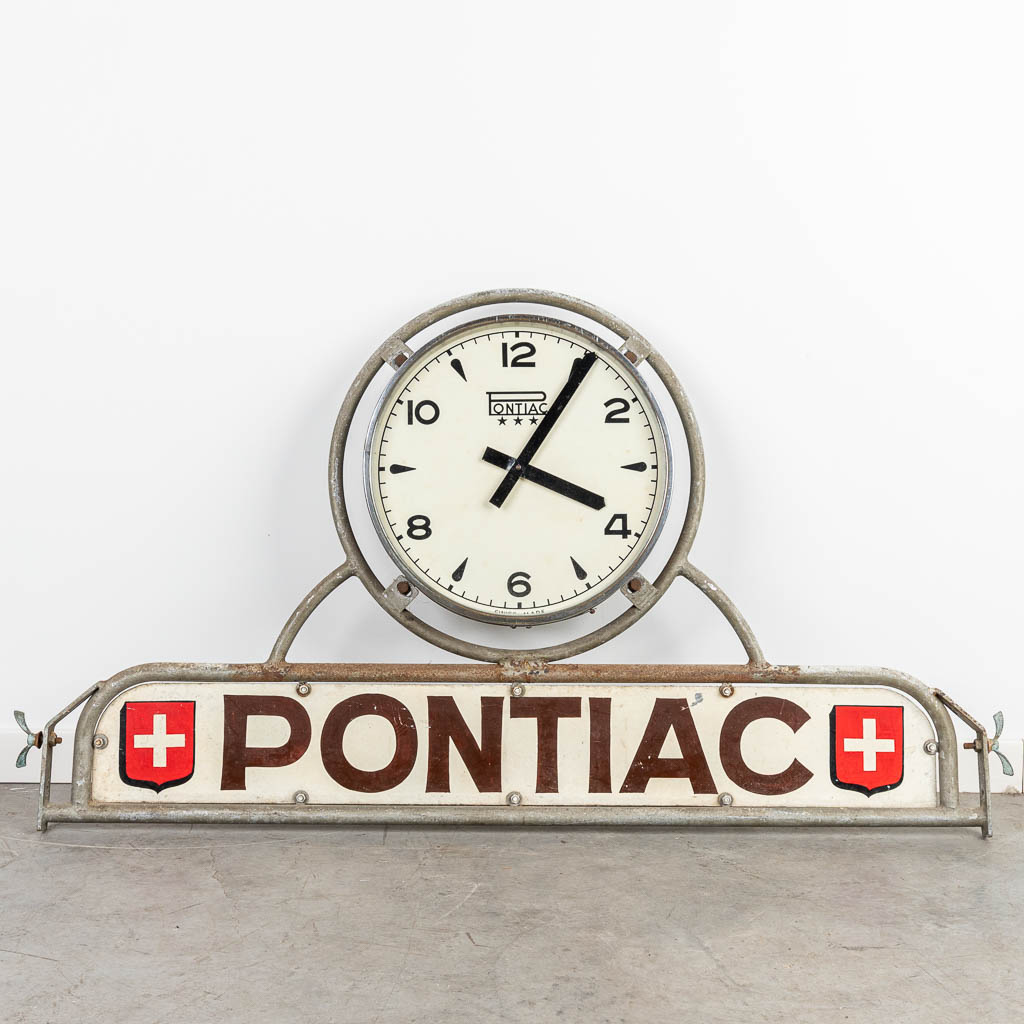 A vintage advertising sign made by Pontiac with a working clock, used during cycling races. (H:66cm)