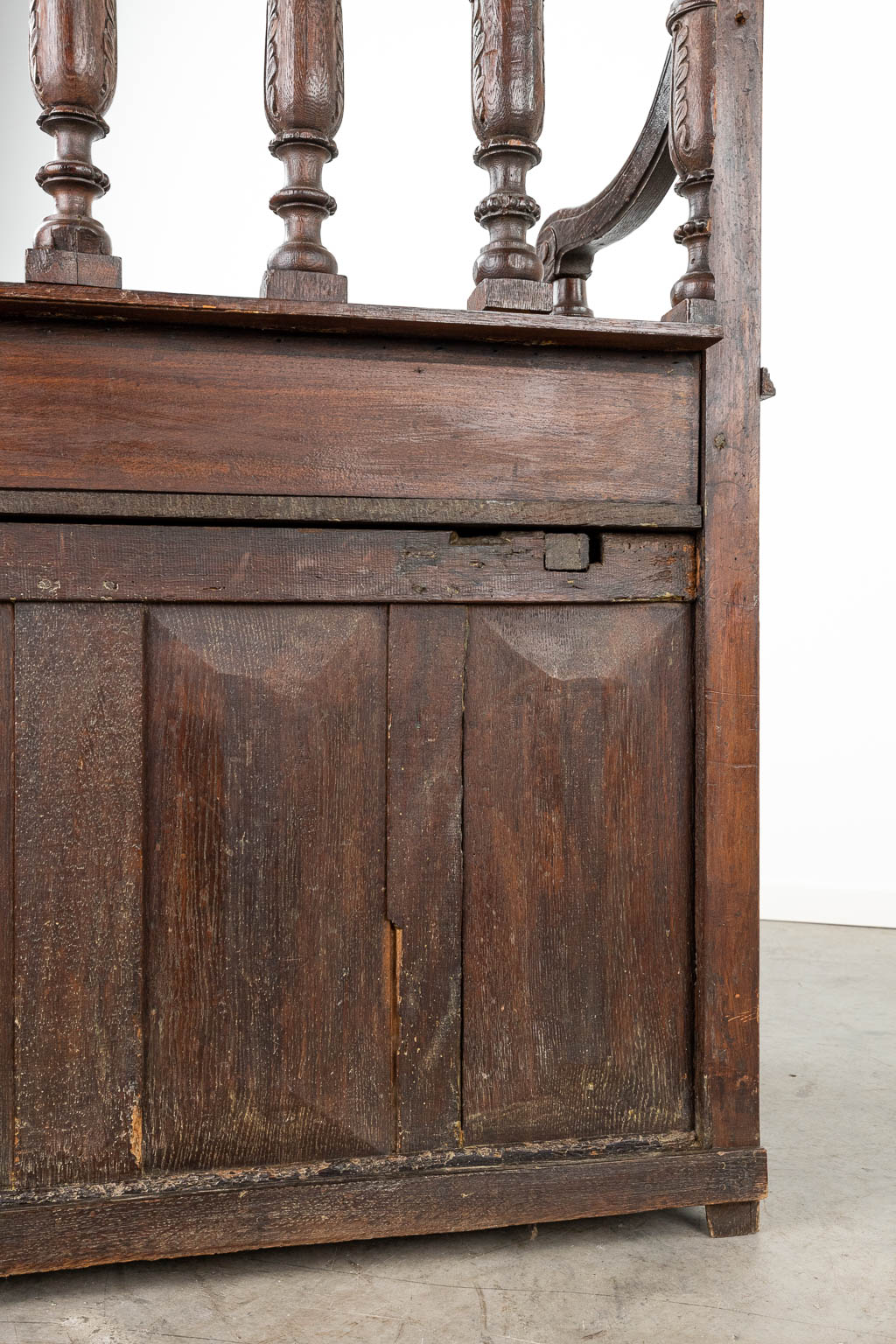 Een hallbank gemaakt met antieke fragmenten gemonteerd in een 19de eeuwse bank. (H:141cm)