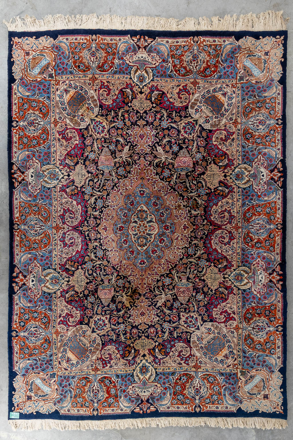Een Oosters handgeknoopt tapijt, Kashmar. Getekend. (L:350 x W:249 cm)