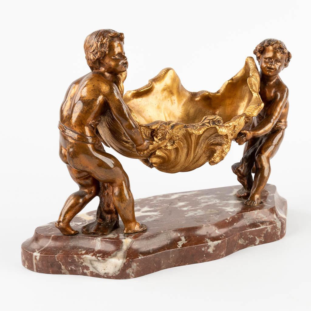 Two Putti with a sea shell, Vide Poche, Louis XV style, bronze mounted on marble. 19th C. (D:13 x W:29 x H:20 cm)