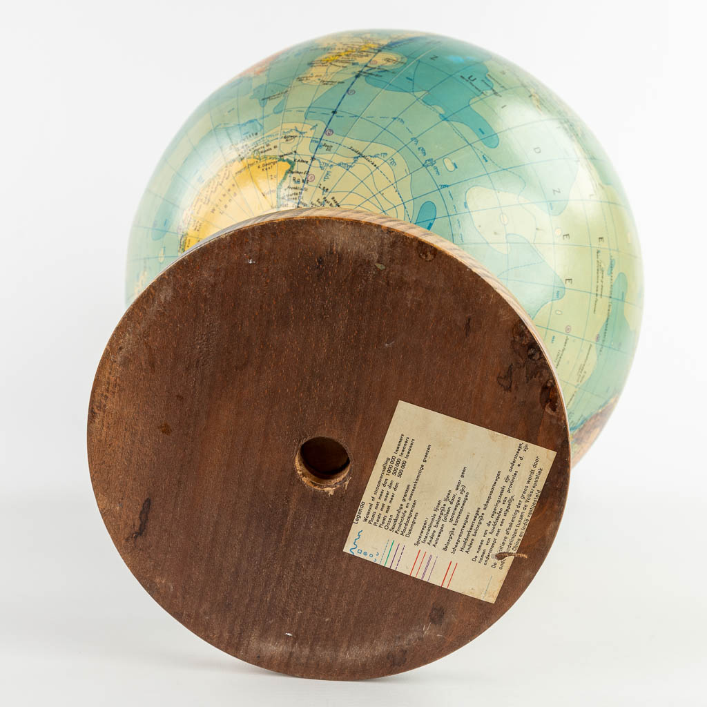 Twee wereldbollen en een maan, Circa 1950-1970 (H:48 x D:31 cm)