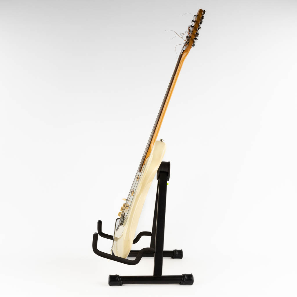 Een gitaar voor linkshandigen. Circa 1980. (D:32,5 x W:100 cm)