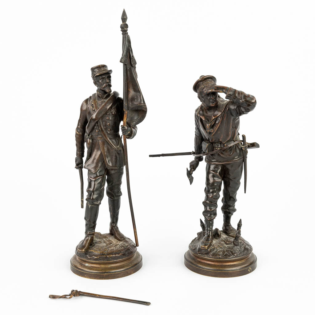 Charles ANFRIE (1833-1905) 'Soldiers' een collectie van 2 bronzen beeldjes van soldaten. (H:30cm)