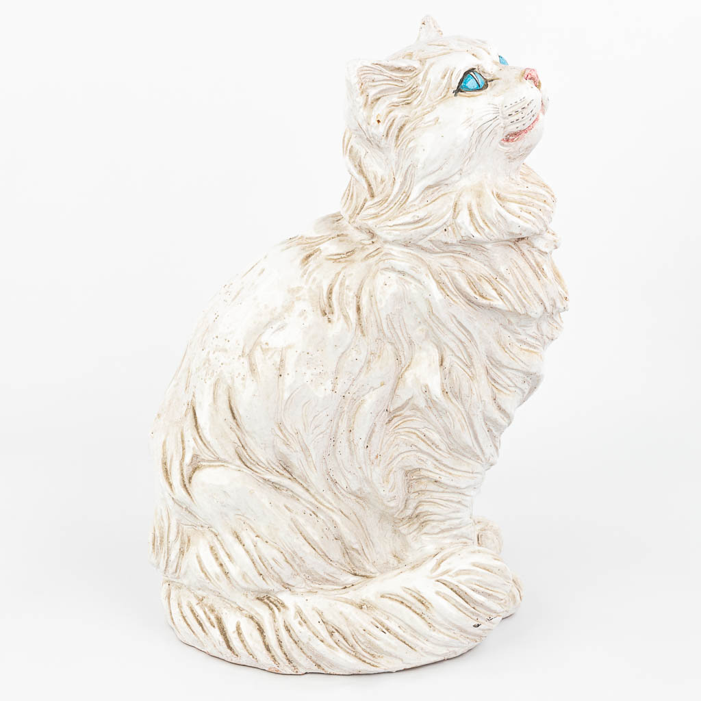 Een beeld van een kat gemaakt uit geglazuurde terracotta in Italië. (H:48,5cm)