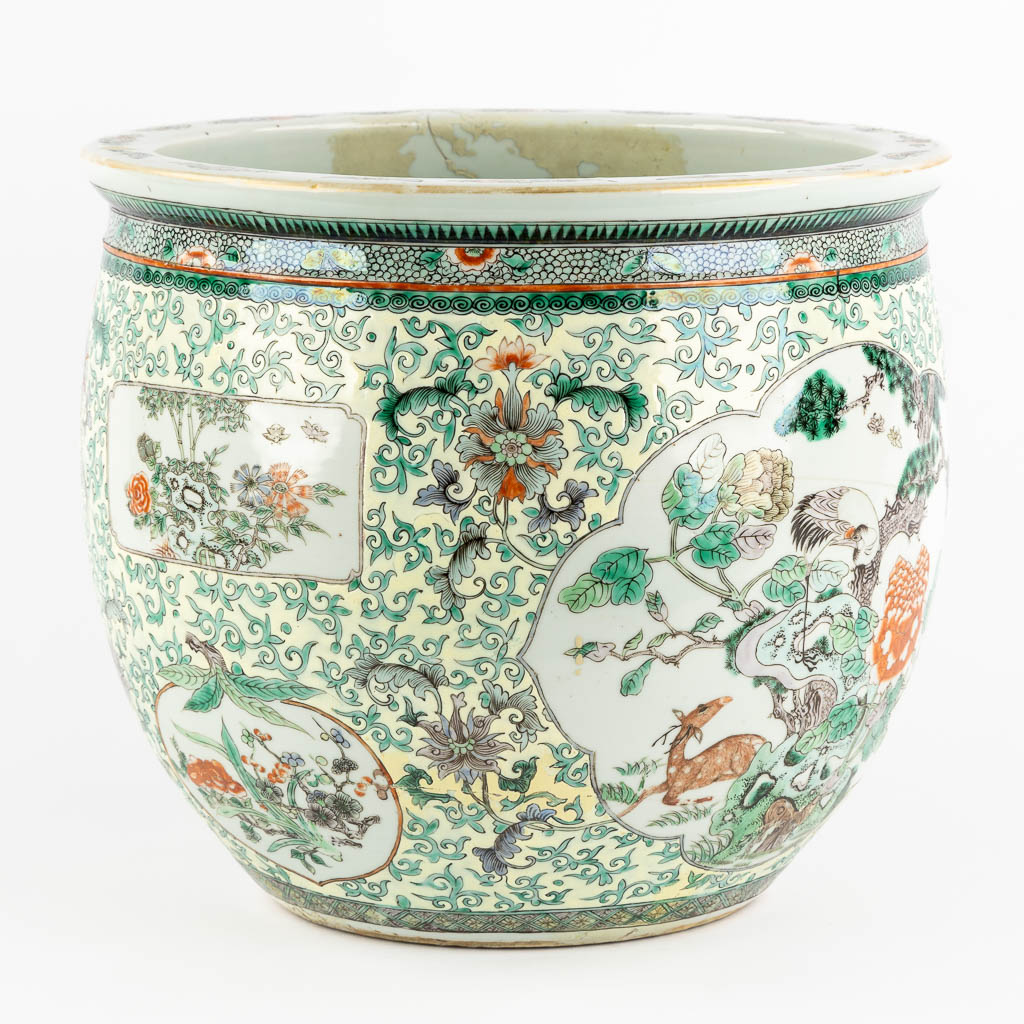 Een Chinese cache-pot, Famille Verte met decor van fauna en flora. 19de eeuw. (H:35 x D:40 cm)
