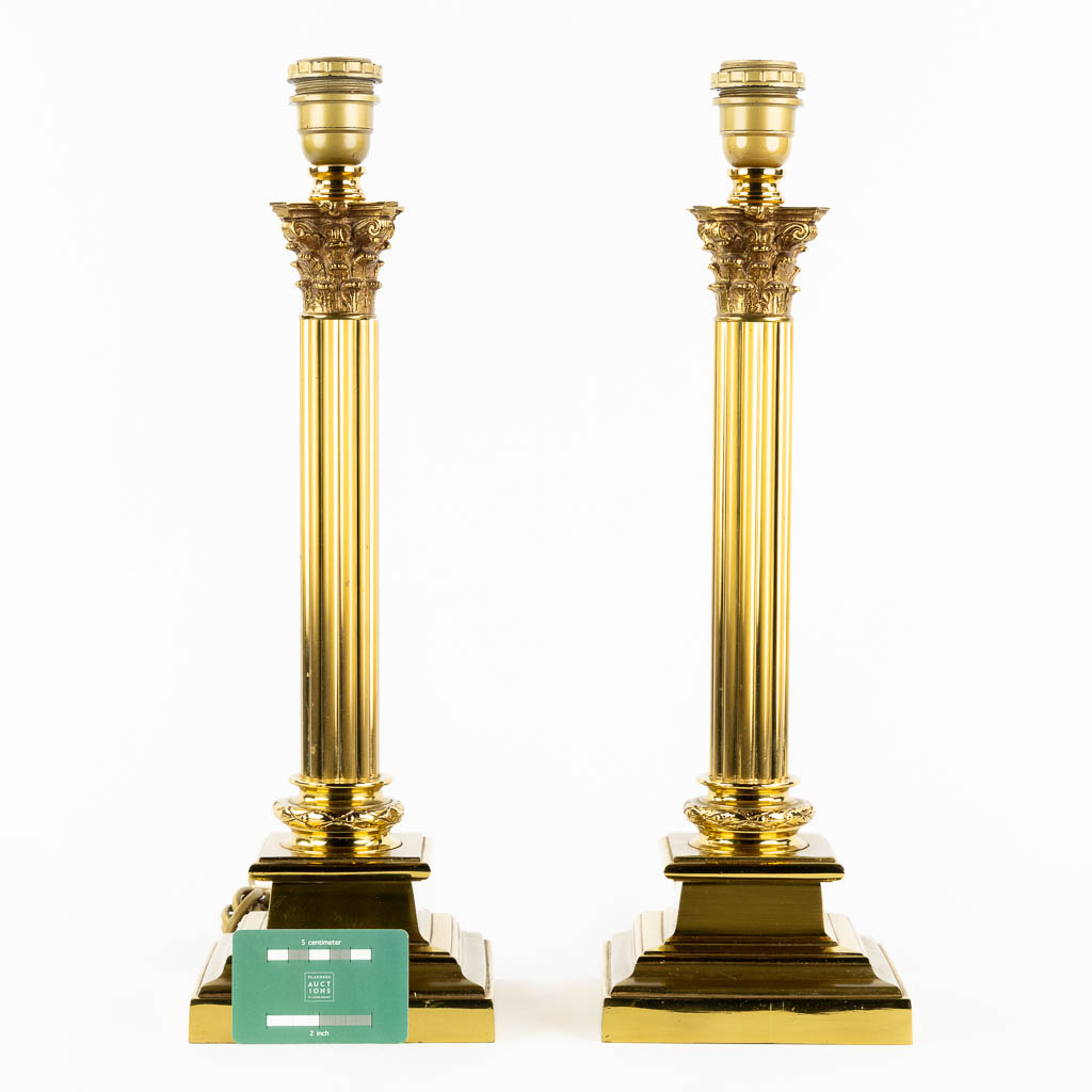 A decorative pair of table lamps with Corinthian pillars. (L:15 x W:15 x H:48 cm)