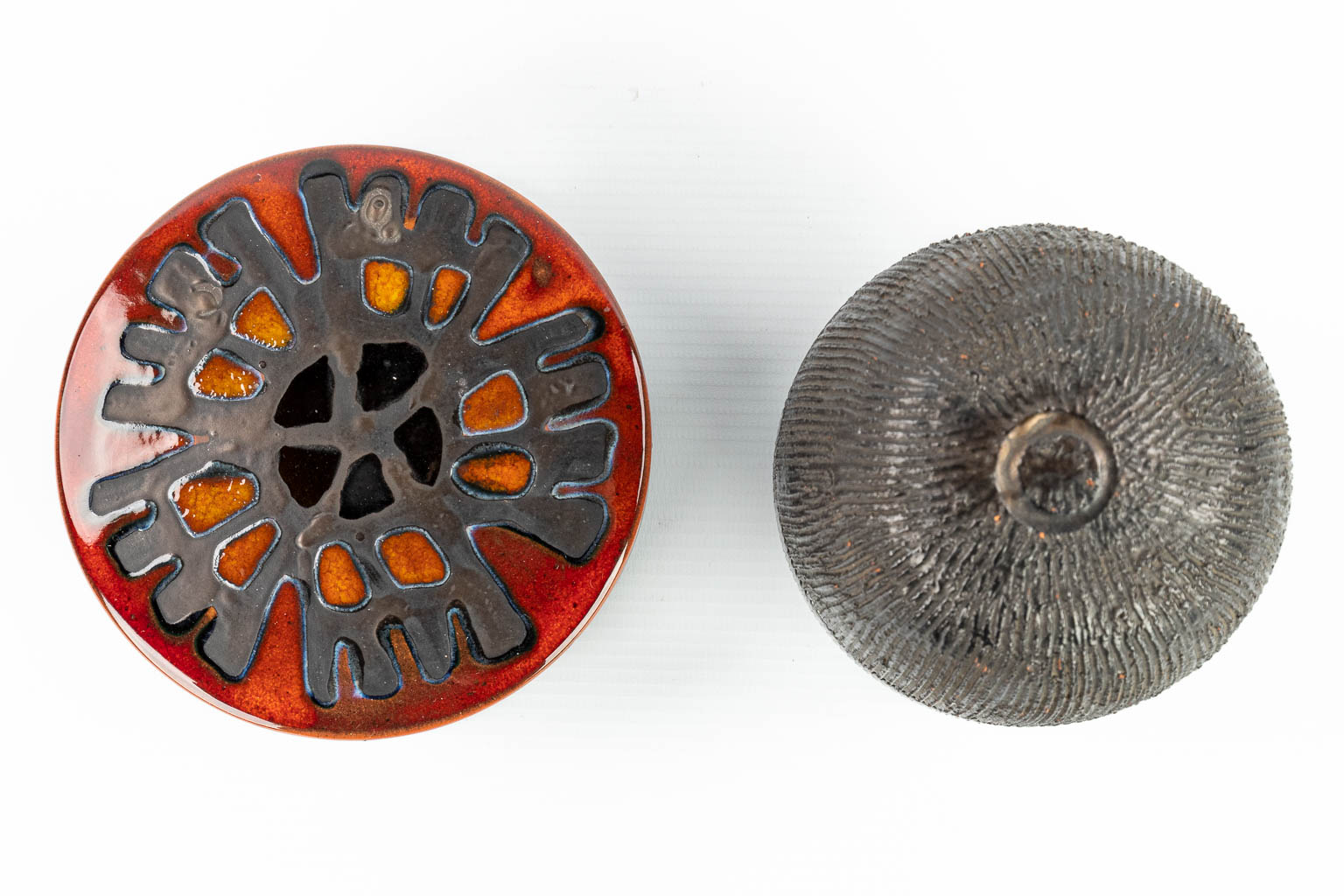Een collectie van 2 dekselpotjes gemaakt door Perignem in Beernem en Gilbert Monteyne, Brugge. (H:11cm)