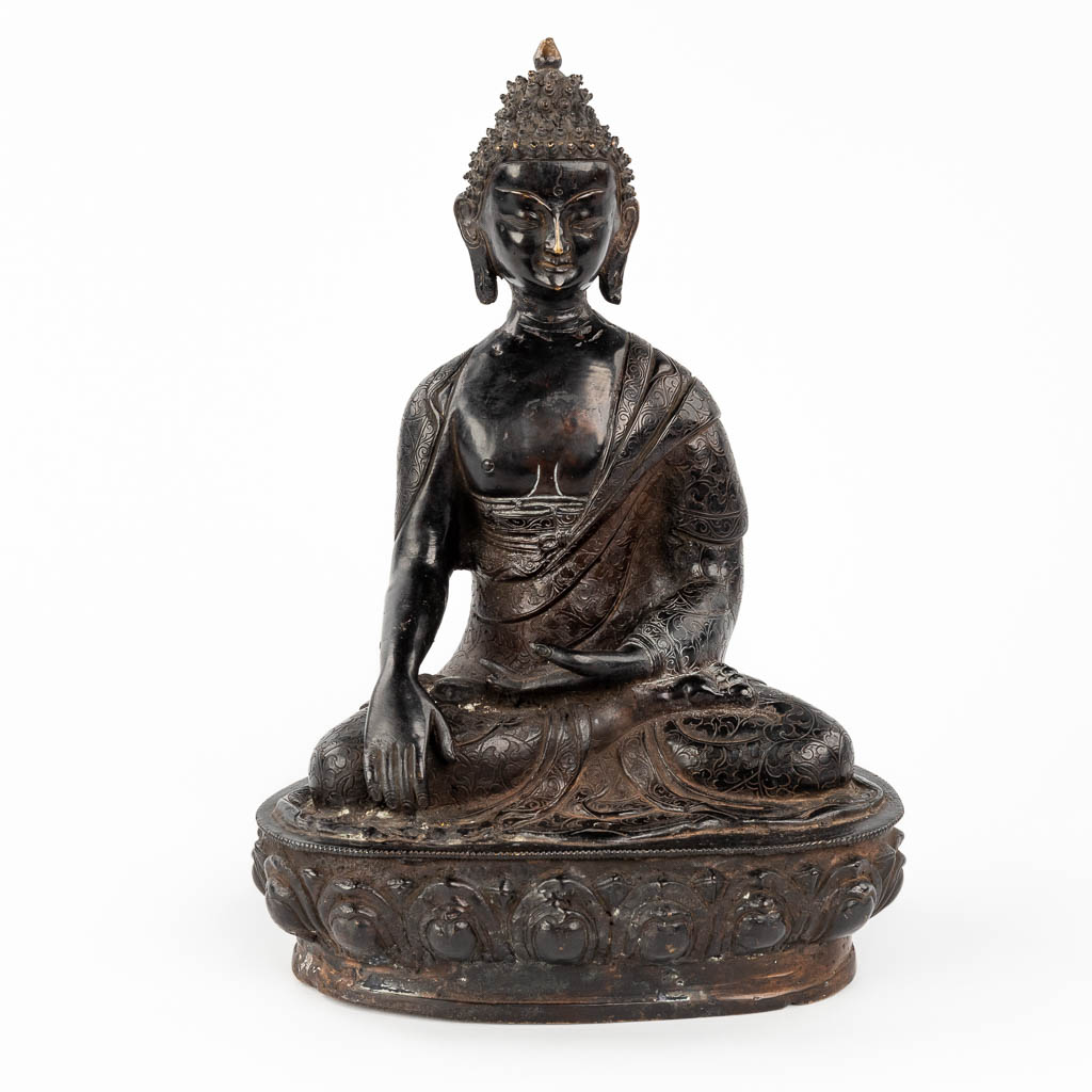 Een Chinese boeddha Shakyamuni, gepatineerd brons. (L: 16 x W: 24 x 35 cm) | Flanders Auctions