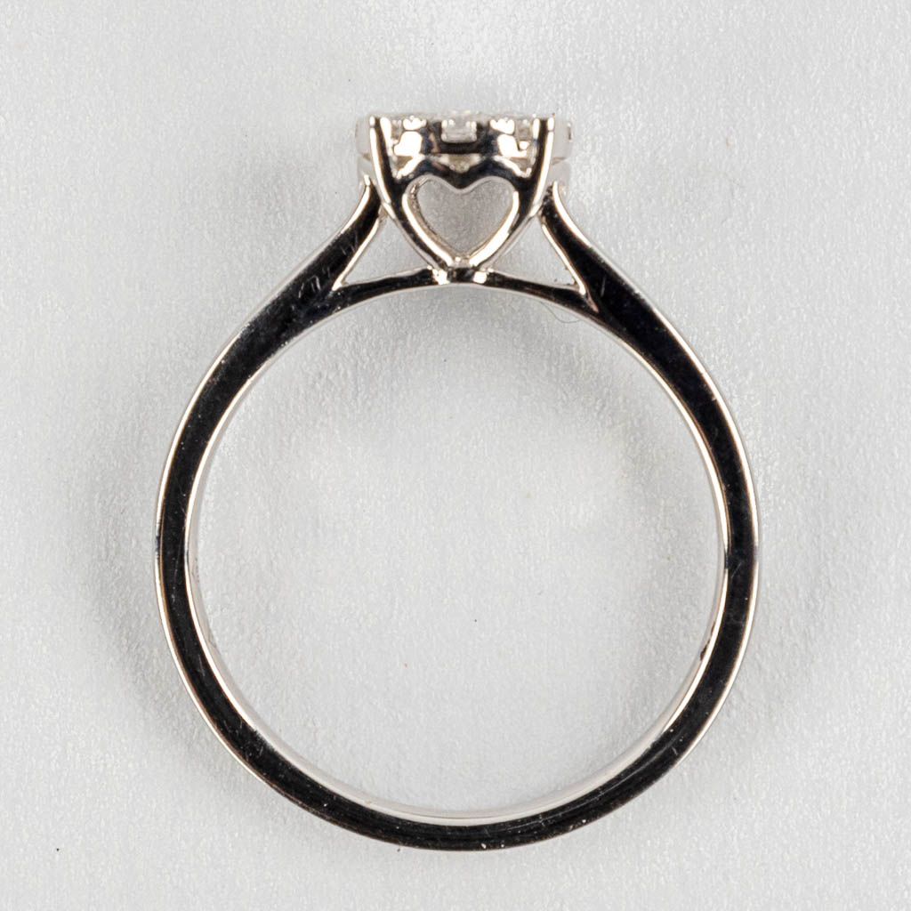 Een ring, 18kt wit goud met briljanten 0,38ct. Ringmaat 54