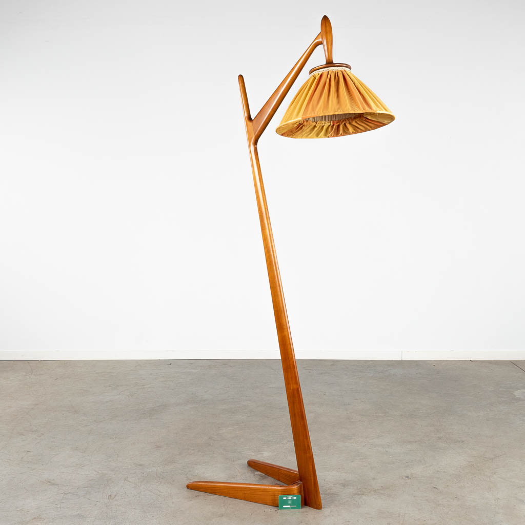 A mid-century floor lamp, cedar wood, circa 1950-1960. (D:39 x W:54 x H:187 cm)