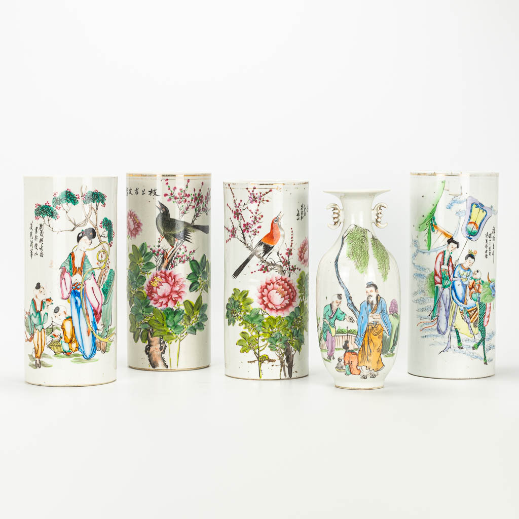 Een collectie van 4 hoedensteunen en een kleine vaas gemaakt uit Chinees porselein.