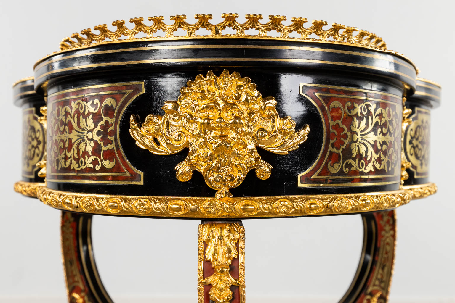 A planter, Boulle, tortoiseshell and copper inlay, Circa 1900. (D:49 x W:49 x H:84 cm)
