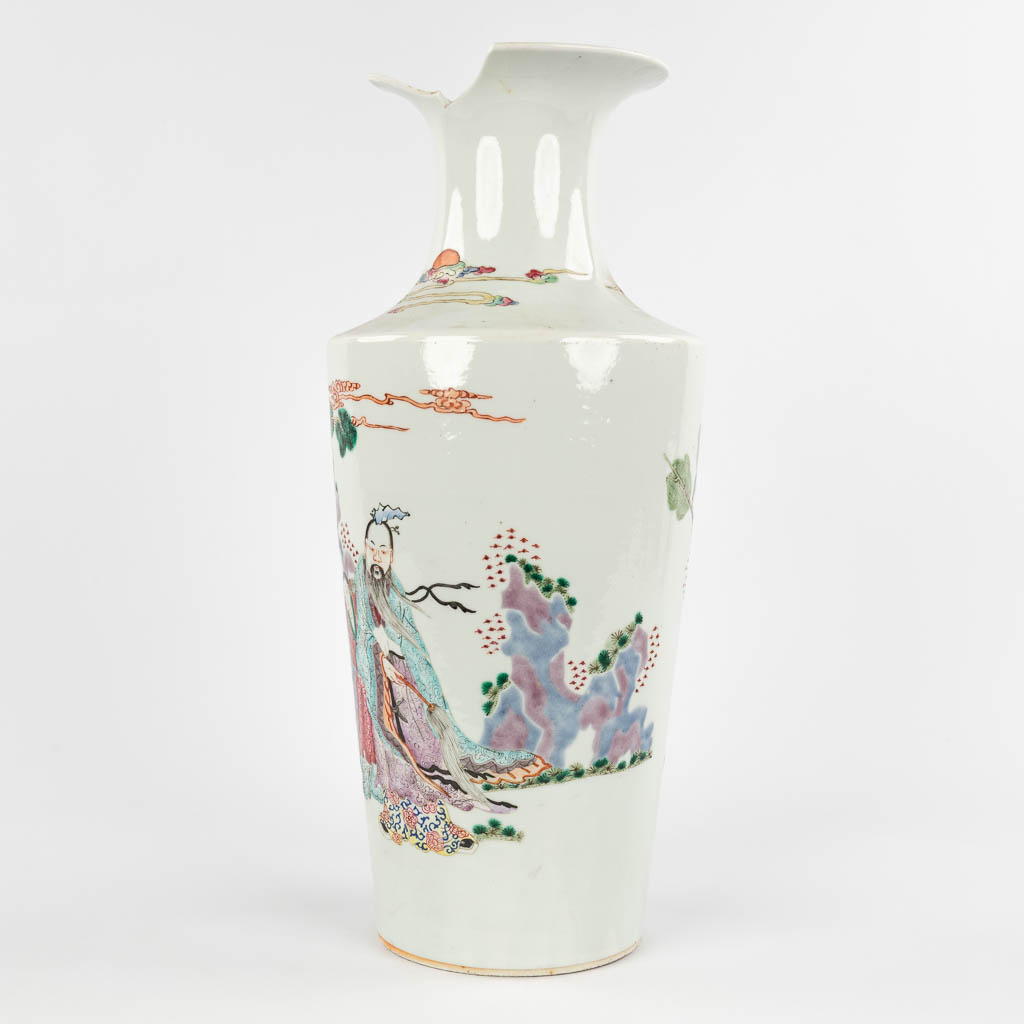 Een Chinese vaas met decor van onsterfelijken / Wijzen in de tuin. 19de/20ste eeuw. (H:44 x D:19 cm)