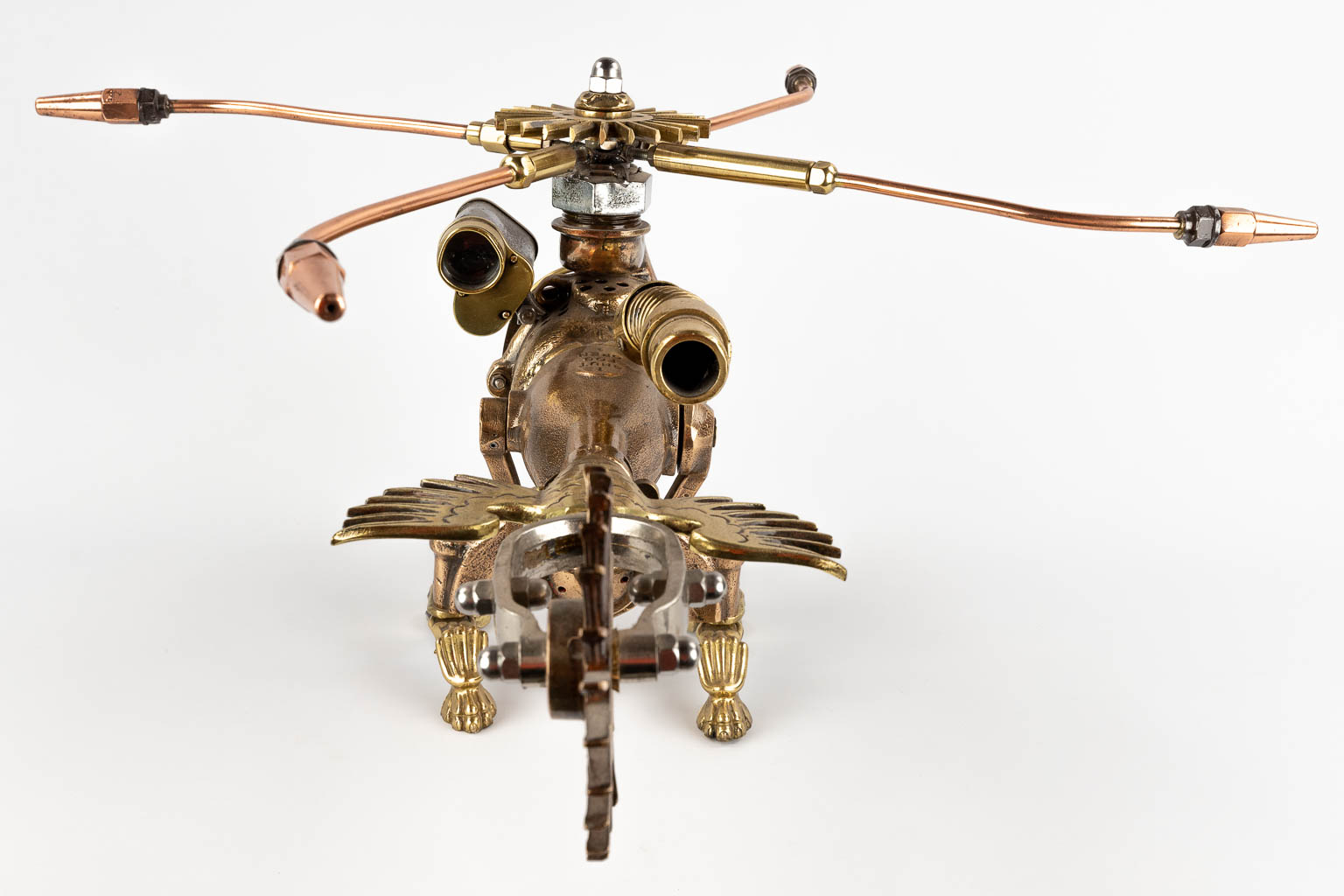 Dirk 'KEZANTI' DEWULF (1973) 'Helikopter' gemixte materialen. (D:63 x W:53 x H:37 cm)