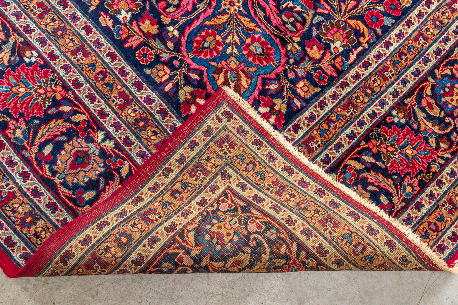 Een groot Oosters handgeknoopt tapijt. Keshan. (310 x 416 cm)
