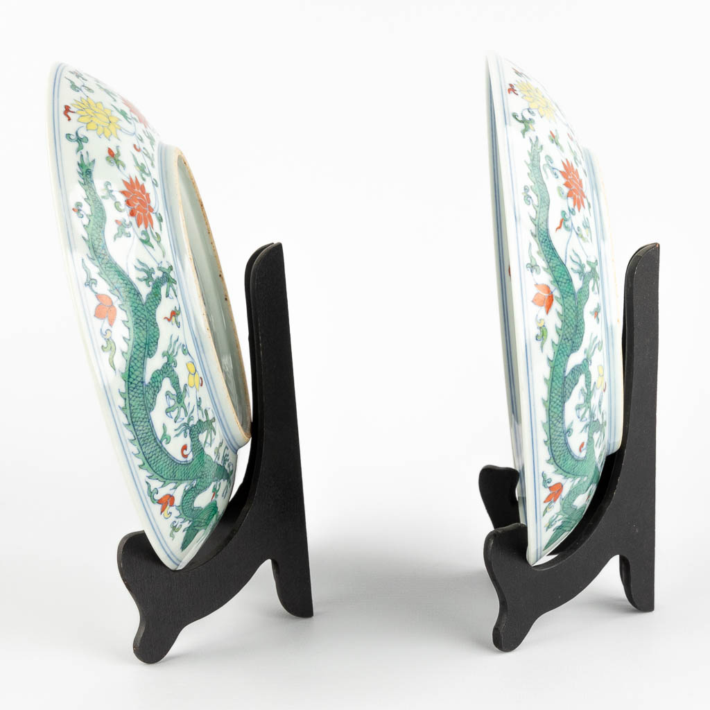 A pair of Chinese famille verte plates with a dragon decor. 20th C. (D:21 cm)