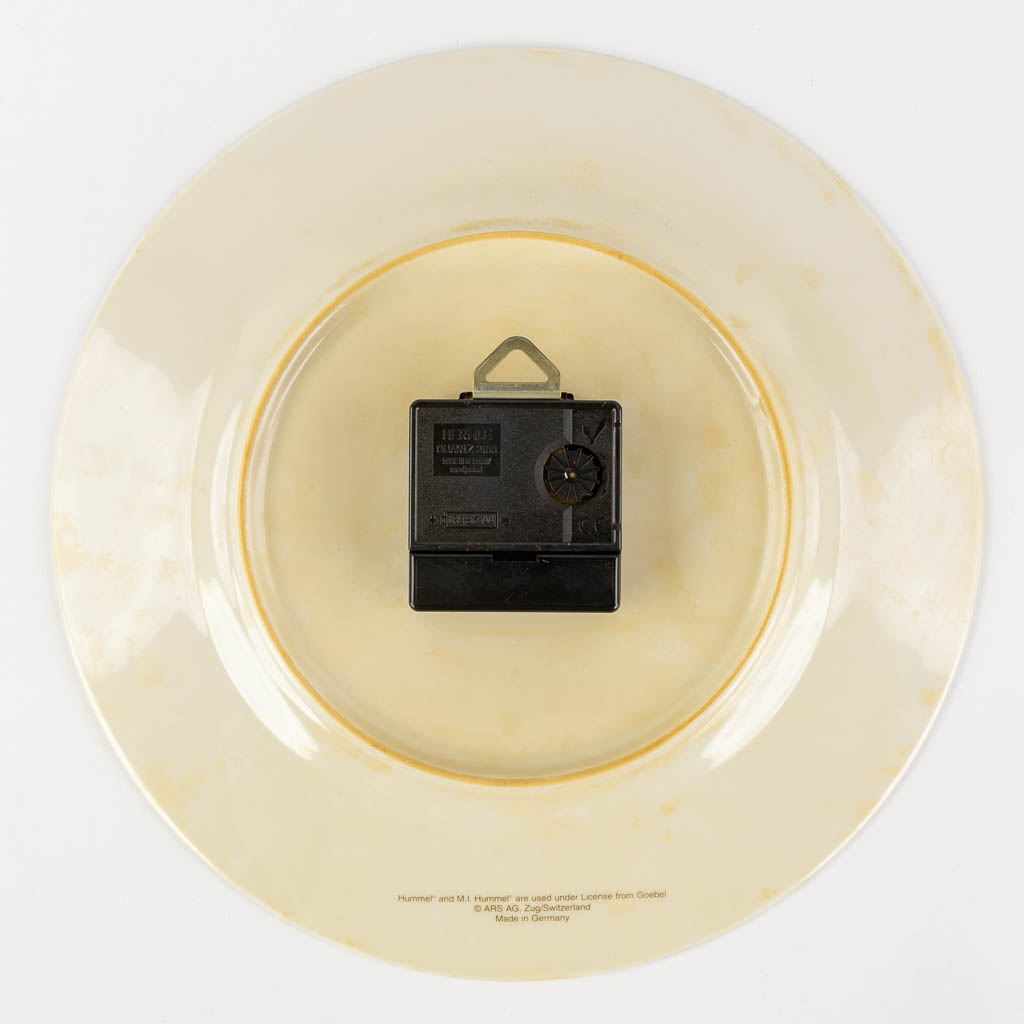 Hummel en Goebel, een collectie van 15 stuks polychroom porselein. (D:27 cm)