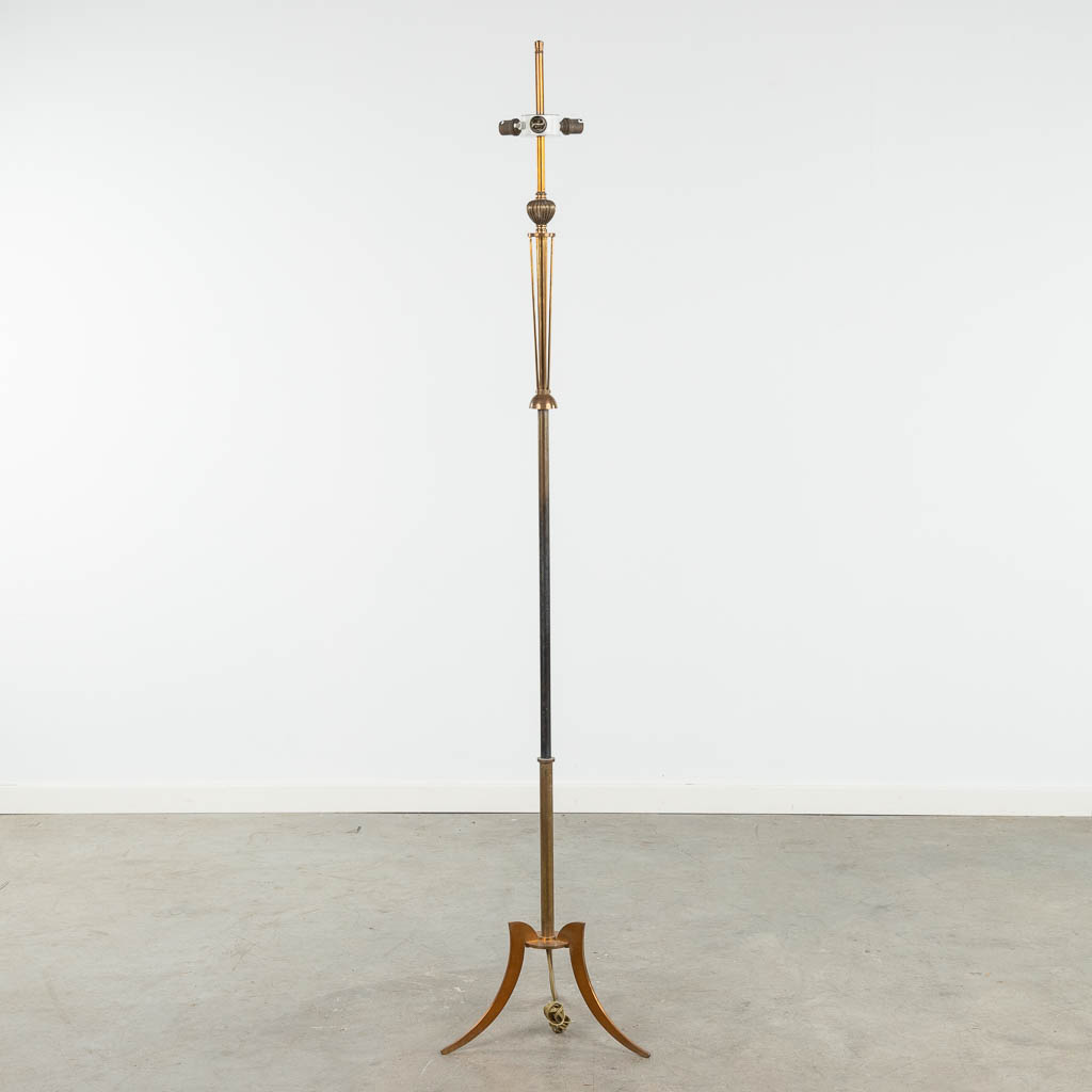 A mid-century floor lamp made of brass and bronze. Circa 1950.  (H:162 cm)
