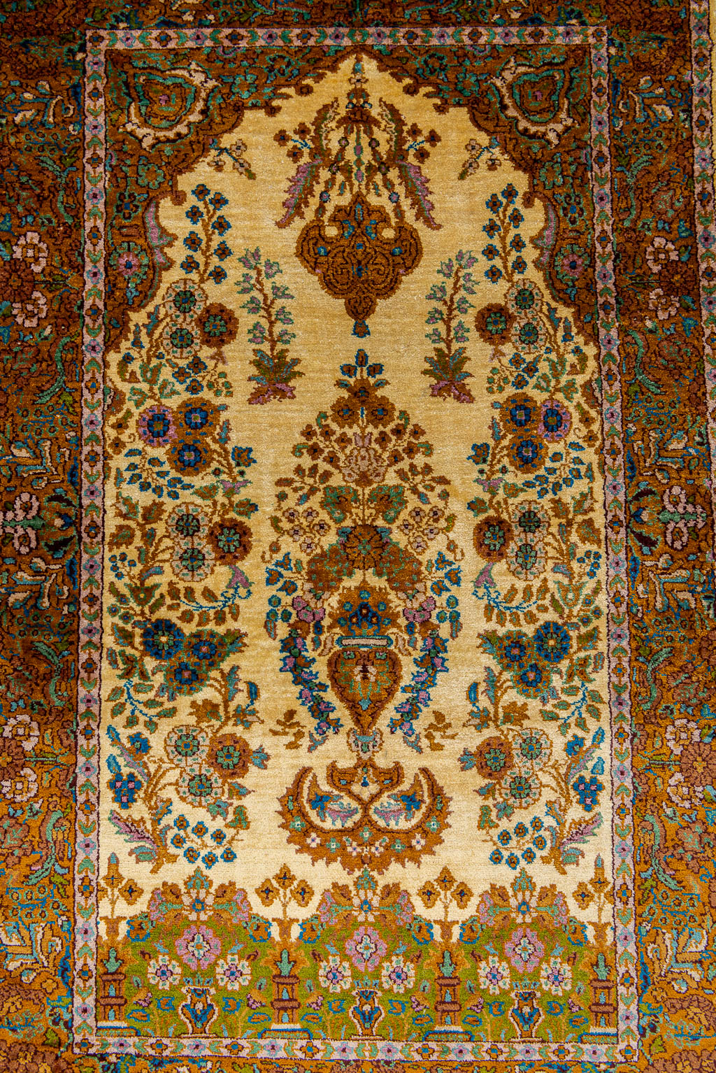 An oriental hand-made carpet made in Kashmir, India. (118 x 75 cm)