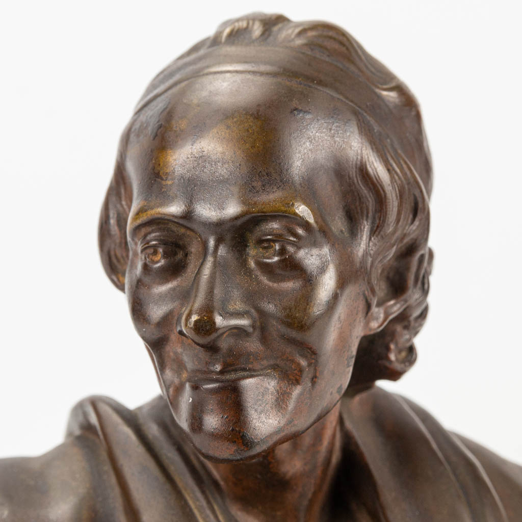 Een buste van Voltaire gemaakt uit brons. 19de eeuw. 