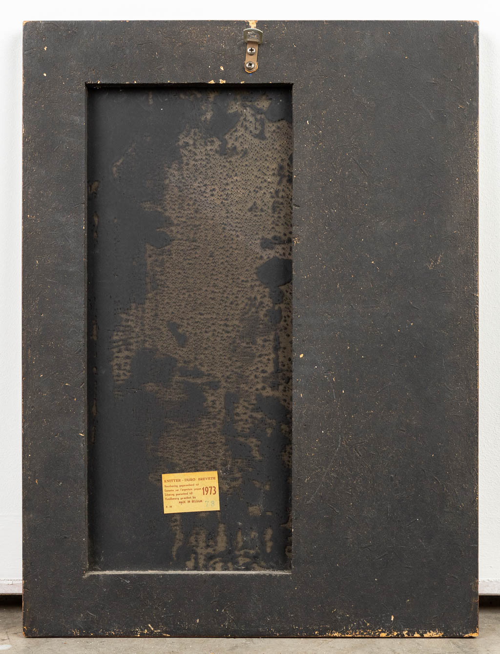 een mid-century spiegel met keramische tegels, gemerkt Knitter Duro. (H:54cm)