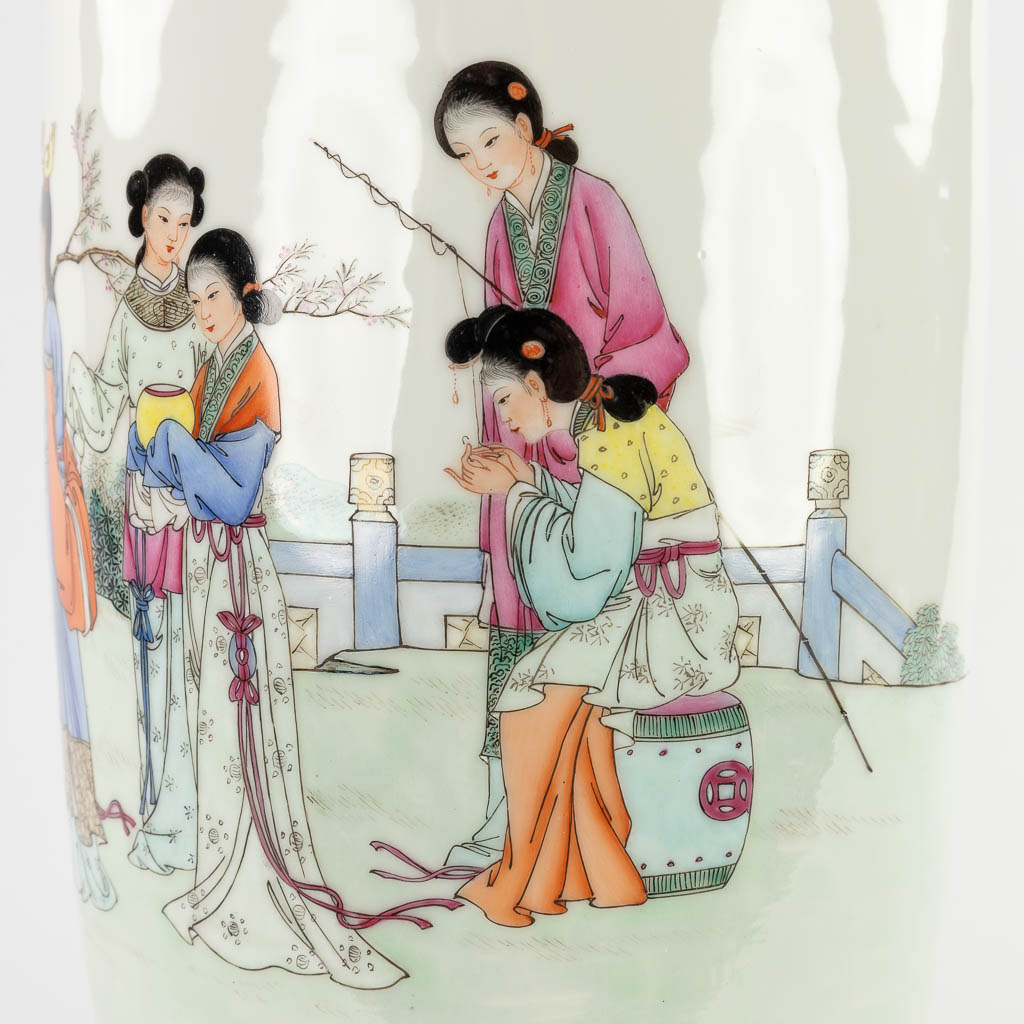 A Chinese vase decorated with ladies in the garden, 20th C. (H:60 x D:24 cm)