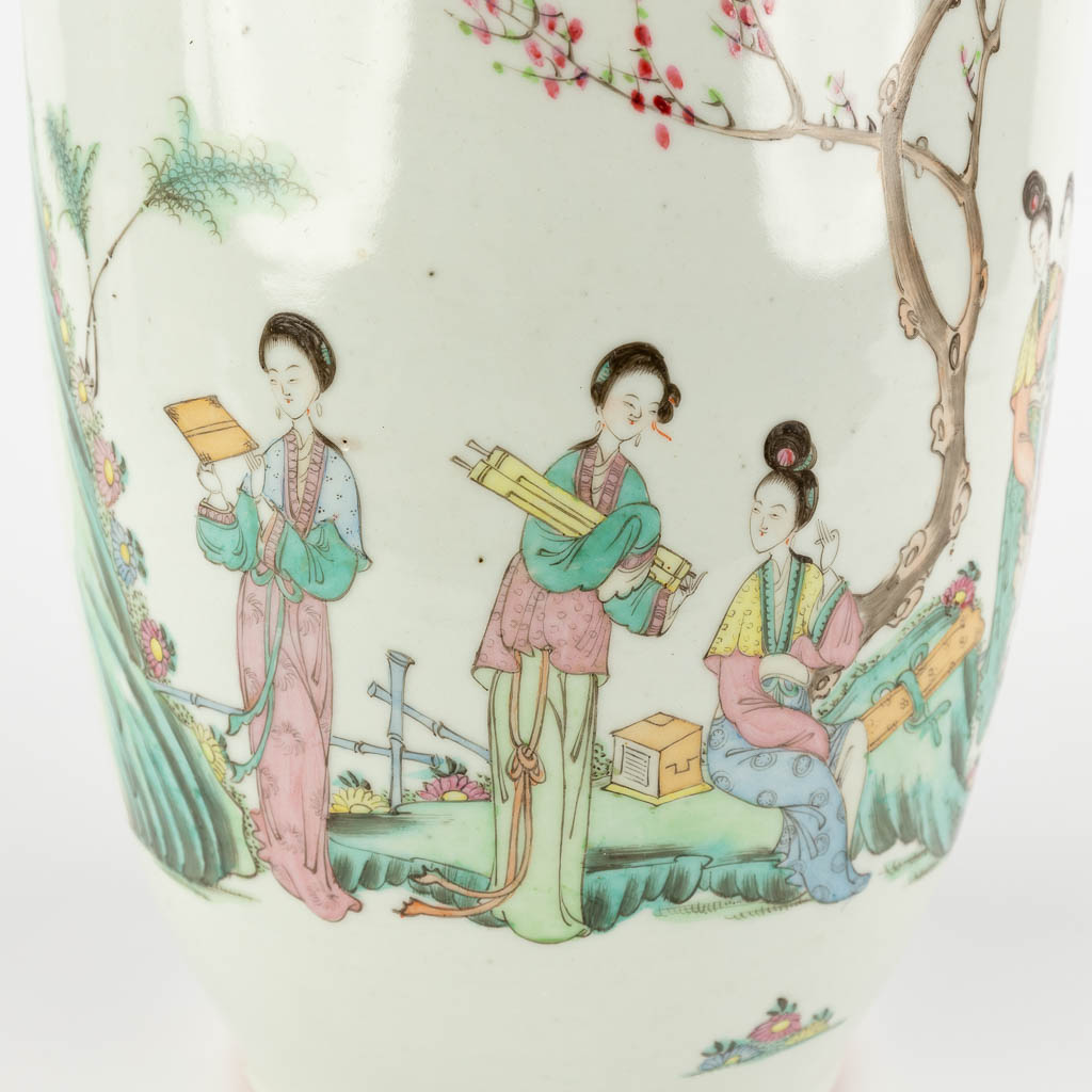A Chinese Vase and 4 Canton plates, decorated with figurines. 19th/20th C. (H:42 x D:20 cm)