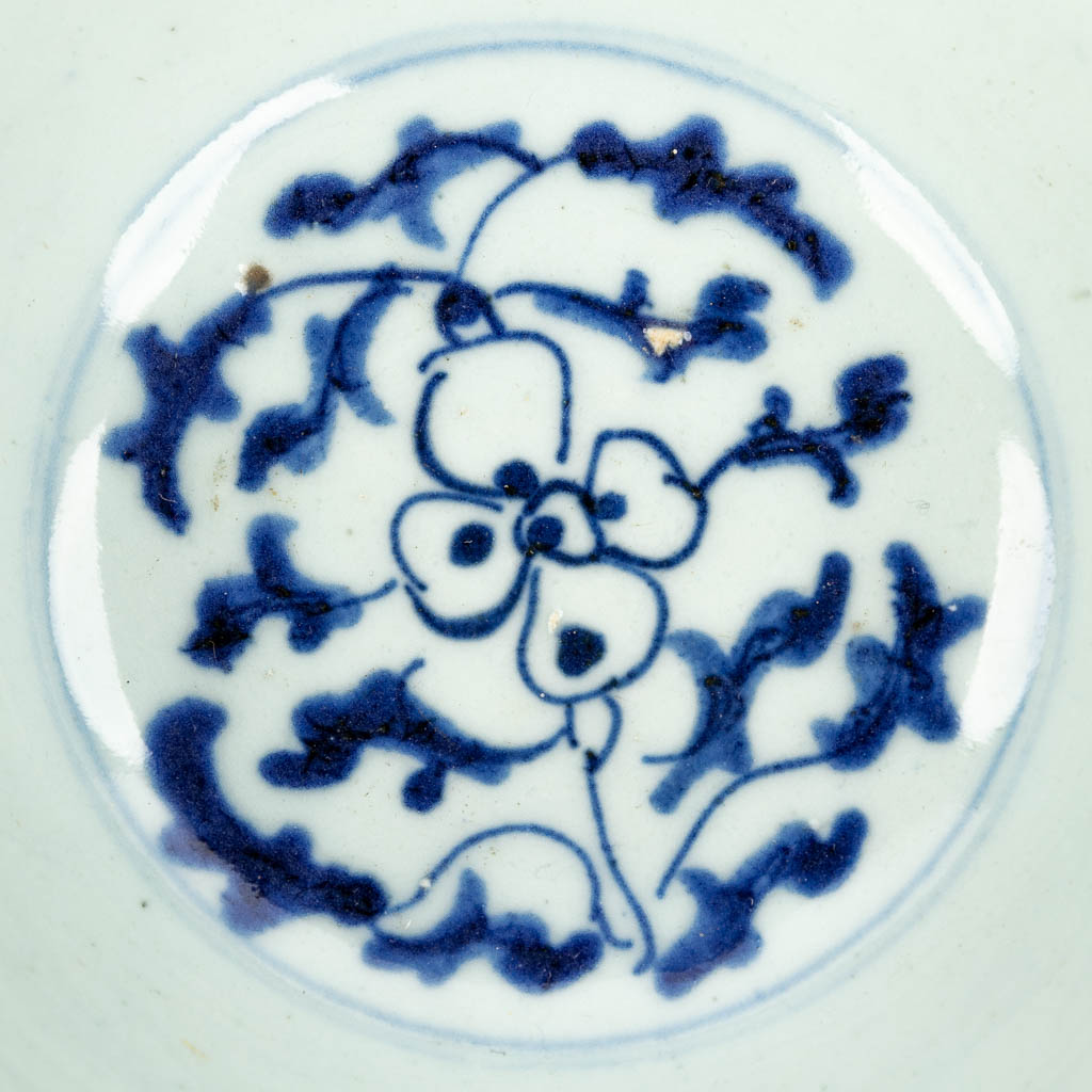 Een paar Chinese schalen gemaakt uit porselein met blauw-wit decor (H:7,2cm)