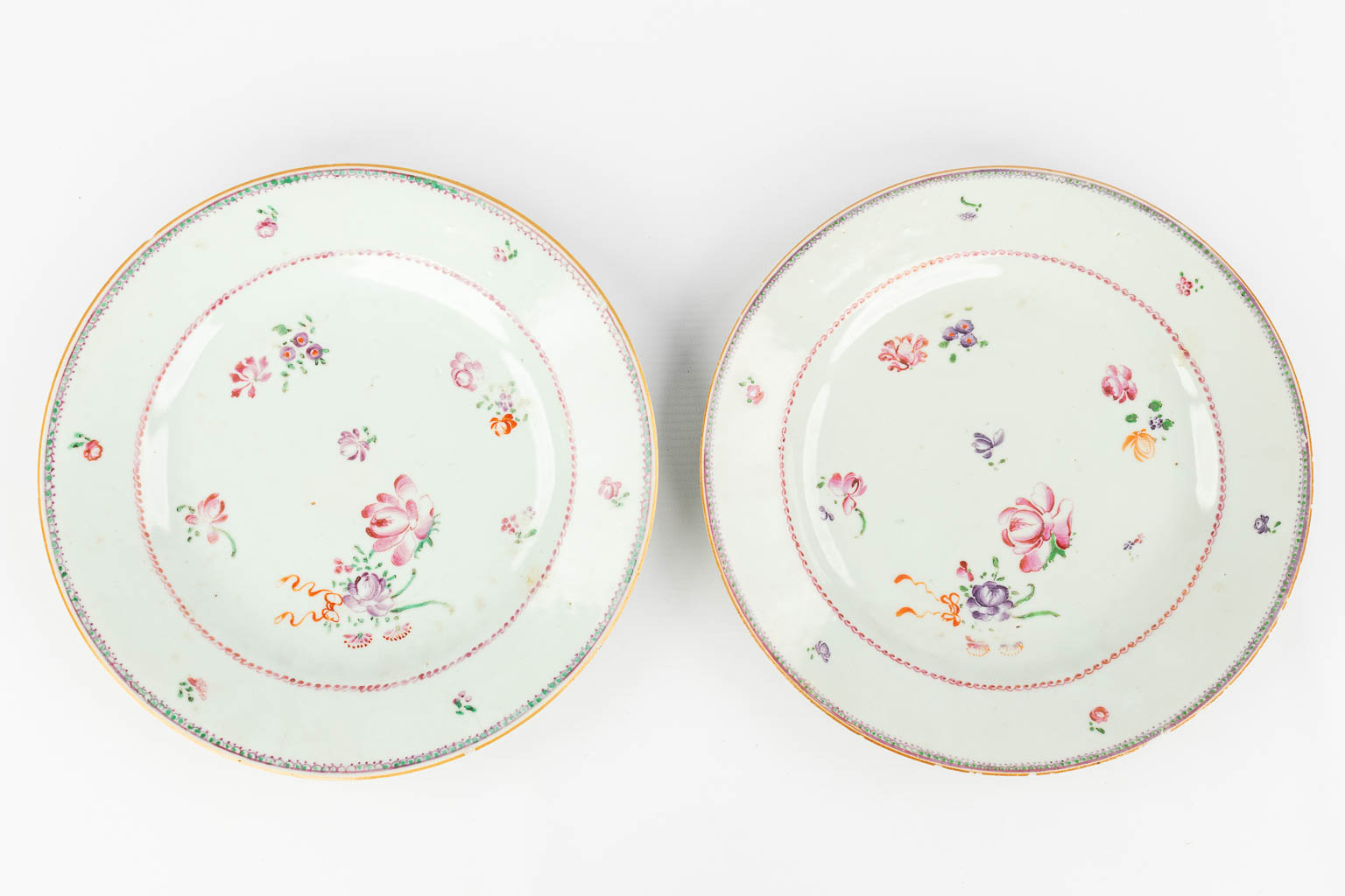 Een collectie van 12 Chinese Famille Rose borden. 18de/19de/20ste eeuw. (D: 36 cm)