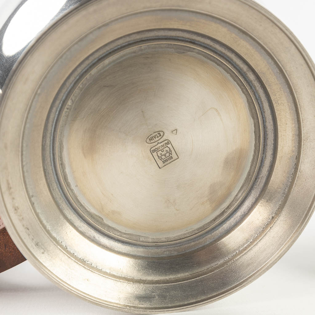 Les Etains Du Manoir, een koffie- en theeservies gemaakt uit tin in art deco stijl. Circa 1950-1960. (L: 35 x W: 53 x H: 20 cm)