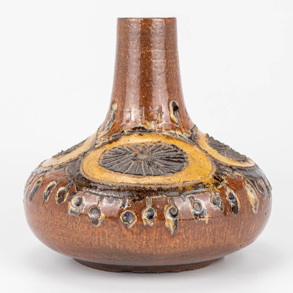 Elisabeth VANDEWEGHE (XX-XXI) een vaas gemaakt uit keramiek en gemerkt Perignem. 
