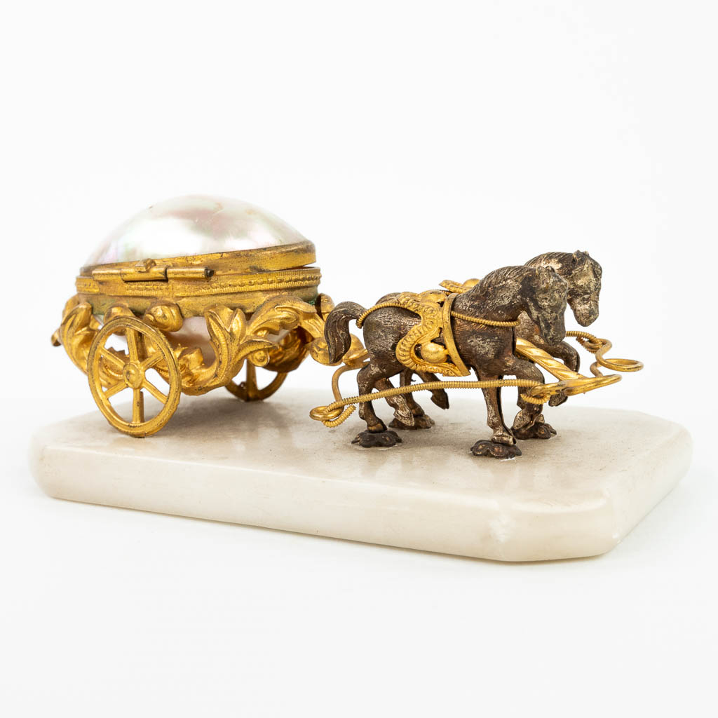Een 'Palais Royal' miniatuur paardenkoets gemaakt uit parelmoer (H:5cm)