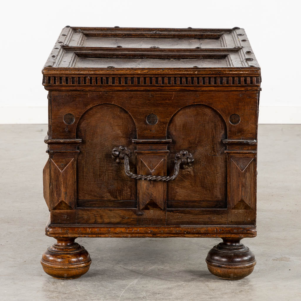 Een antieke kist/koffer gemonteerd met smeedwerk, de Nederlanden, 17de eeuw. (L:57 x W:97 x H:56 cm)