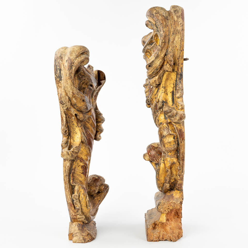 Een paar Voluten voor een altaar, gemaakt uit verguld en gesculpteerd hout. 17de/18de eeuw. (H:51cm)